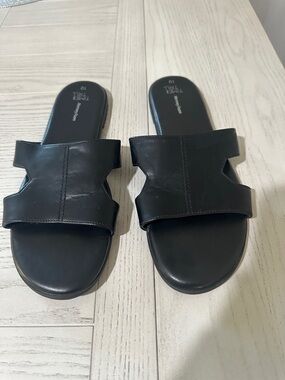Time and Tru Black Slide Sandals with Cutout Strap Detail